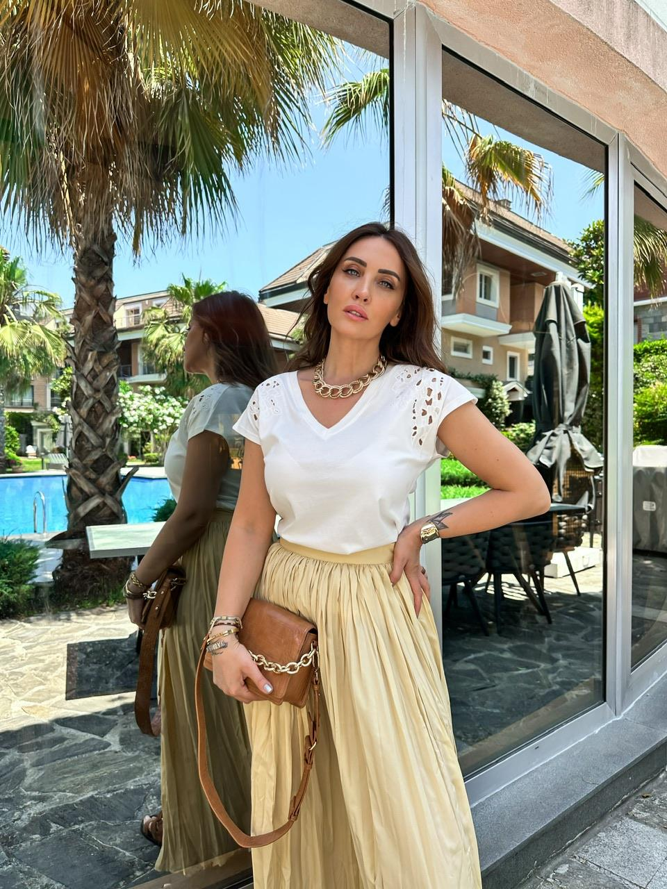 Beyaz Omuzları Fistolu Orijinal Tshirt