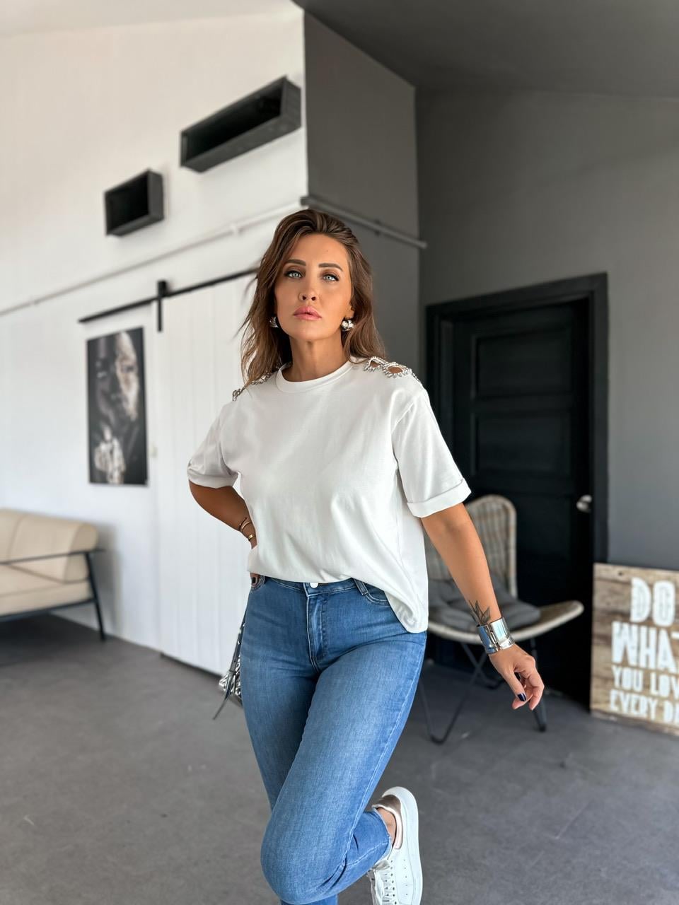 Beyaz Omuzları Taş İşlemeli Tshirt