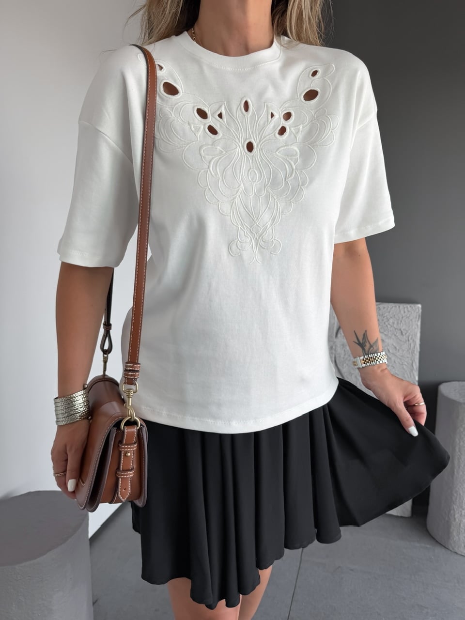 Beyaz Önü Nakışlı Marka Model Tshirt