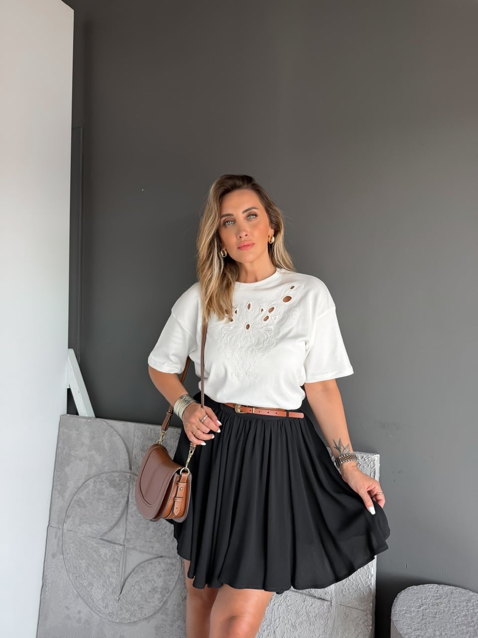 Beyaz Önü Nakışlı Marka Model Tshirt
