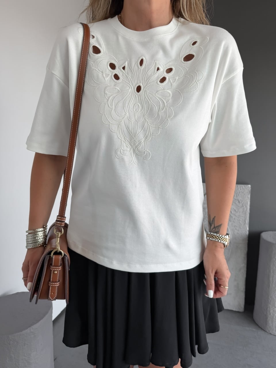 Beyaz Önü Nakışlı Marka Model Tshirt