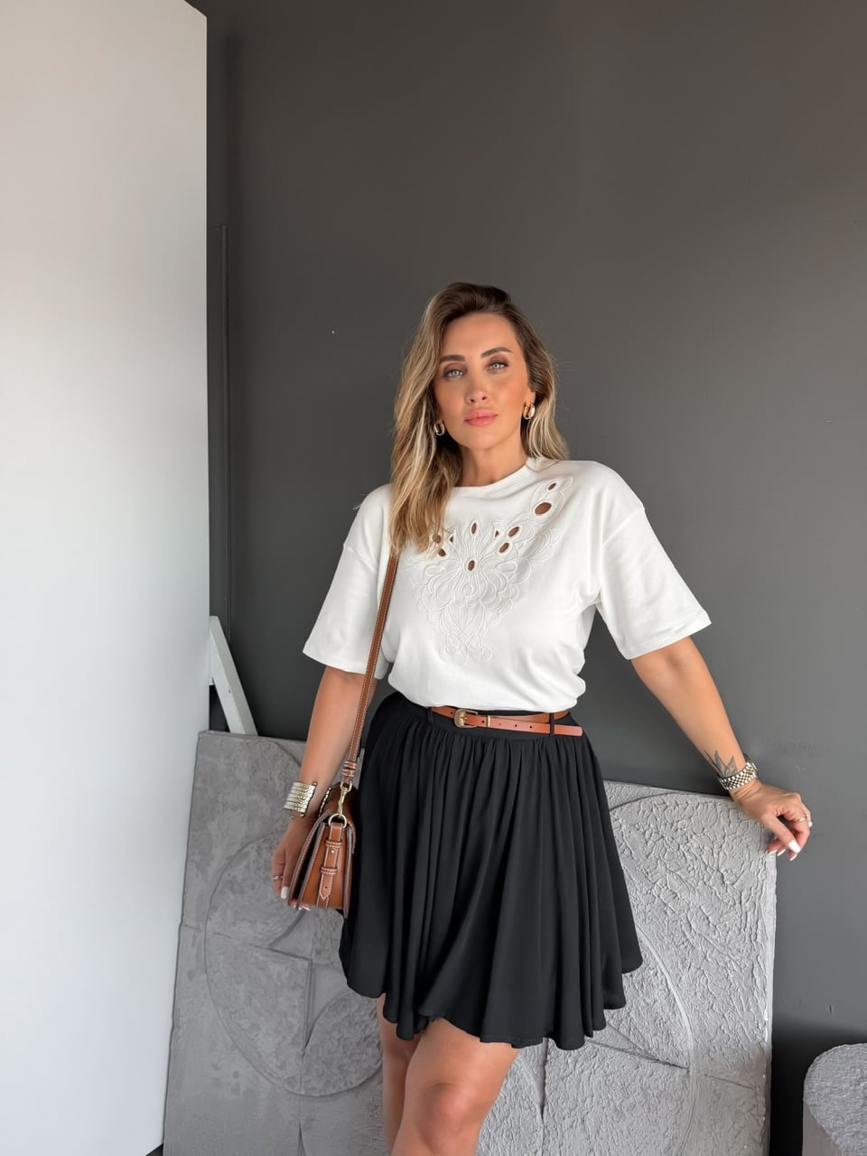 Beyaz Önü Nakışlı Marka Model Tshirt