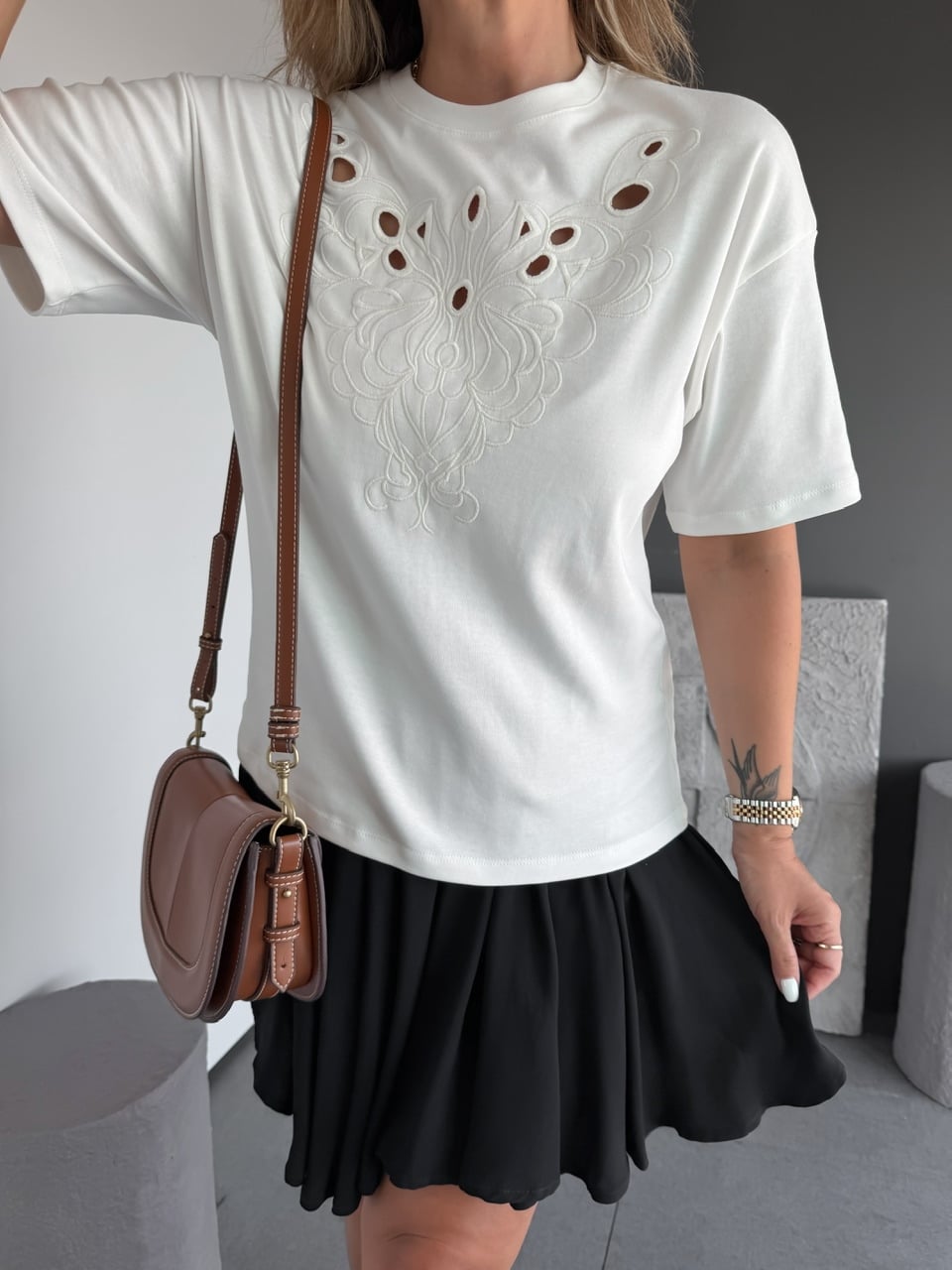 Beyaz Önü Nakışlı Marka Model Tshirt