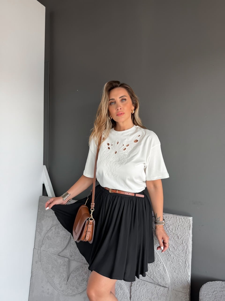 Beyaz Önü Nakışlı Marka Model Tshirt