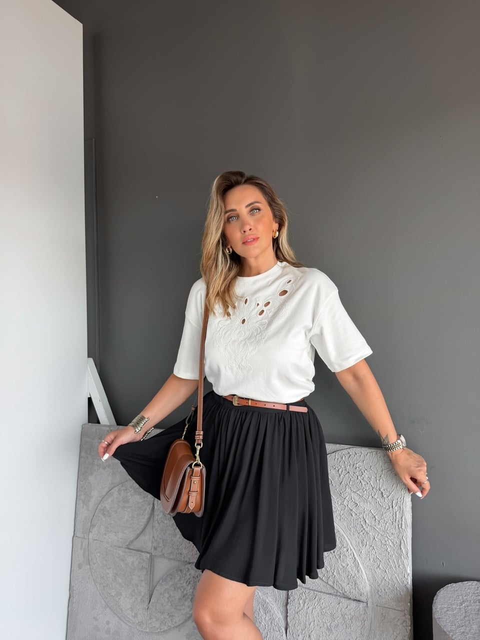 Beyaz Önü Nakışlı Marka Model Tshirt