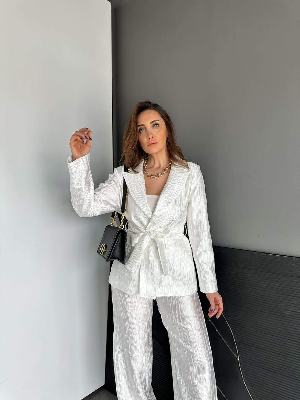 Beyaz Parlak Dokulu Kuşaklı Premium Takım