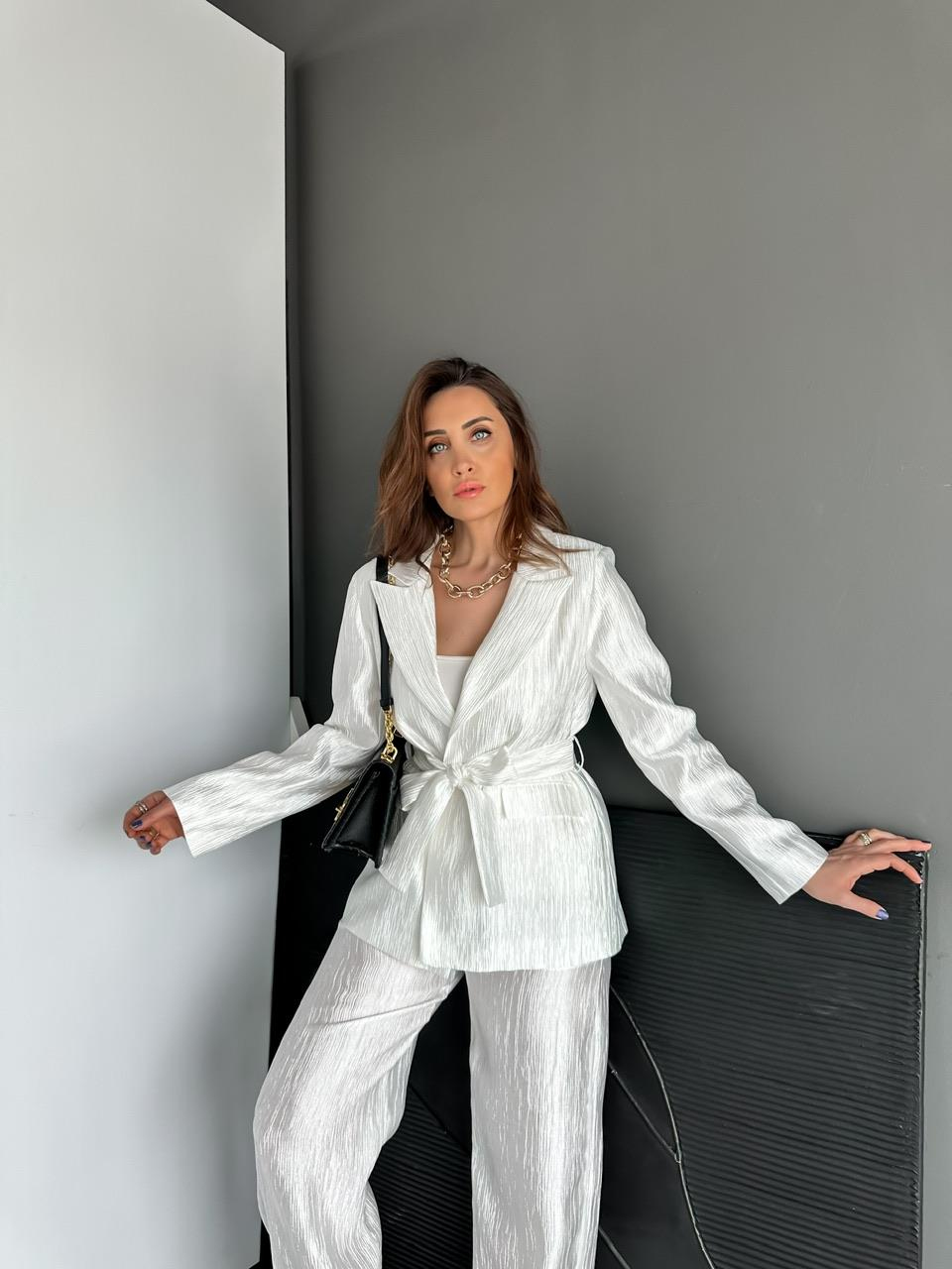 Beyaz Parlak Dokulu Kuşaklı Premium Takım
