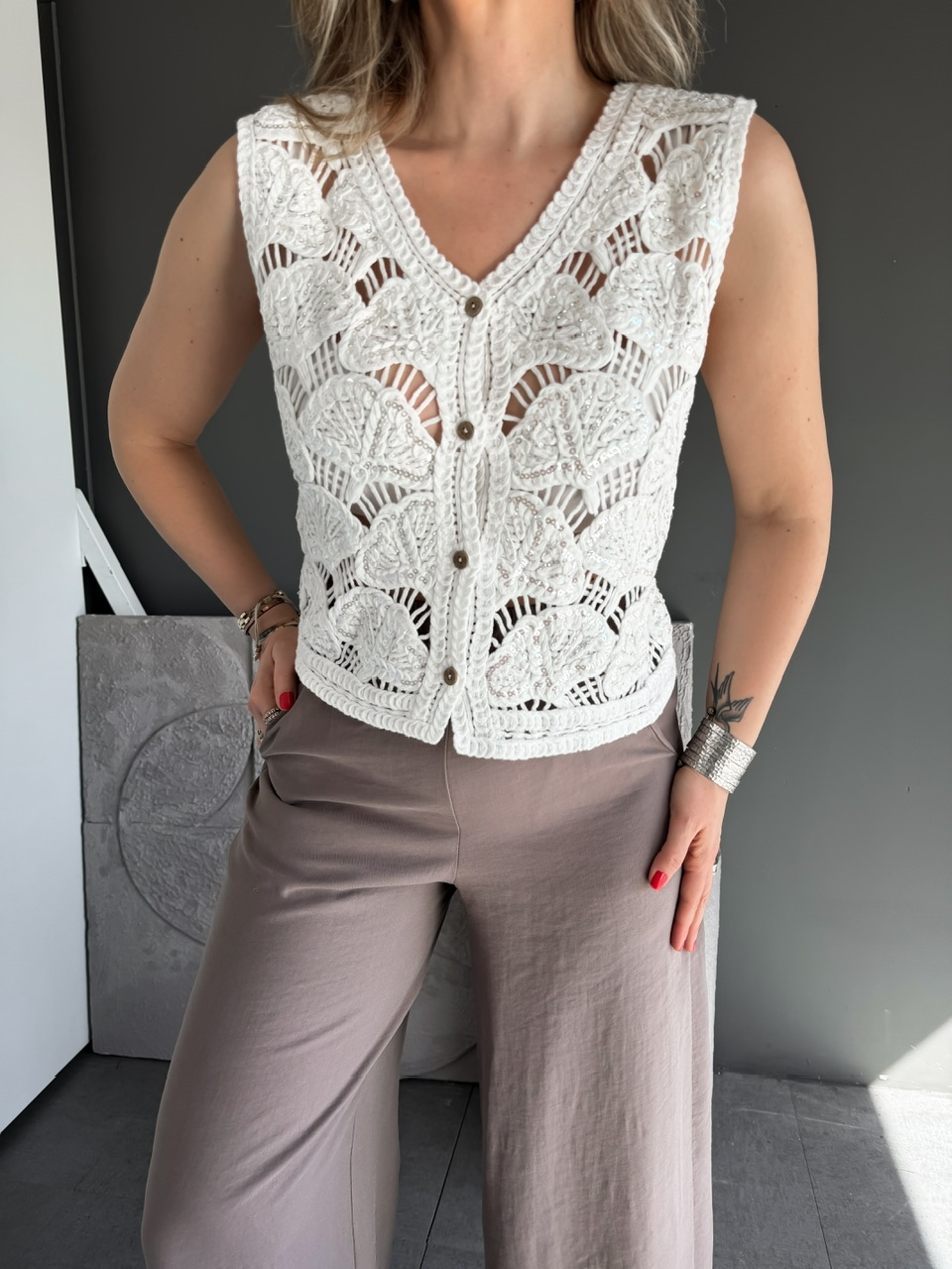 Beyaz Pullu Yaprak Desen Merserize Yelek