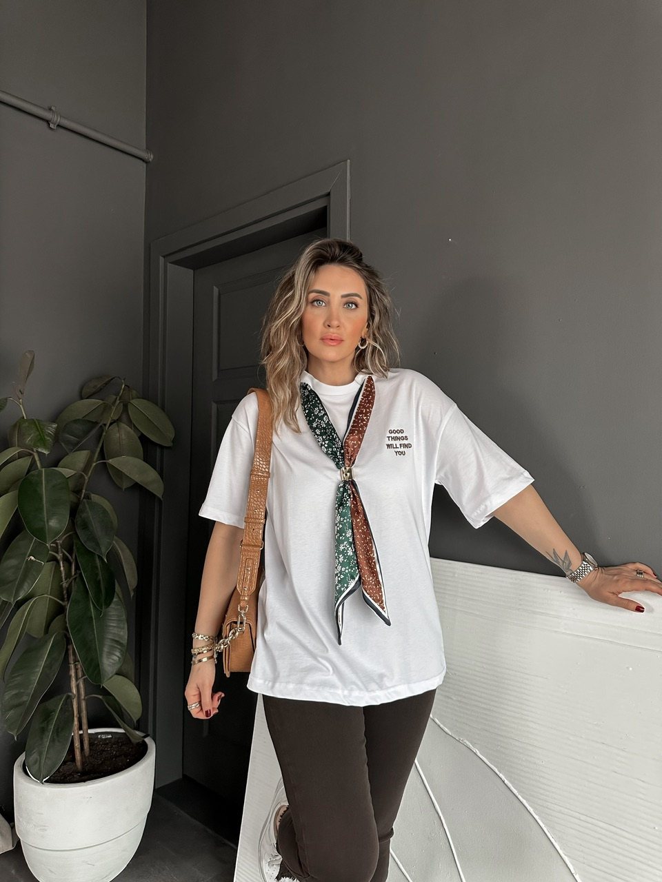Beyaz Şal Akseuarlı Tshirt
