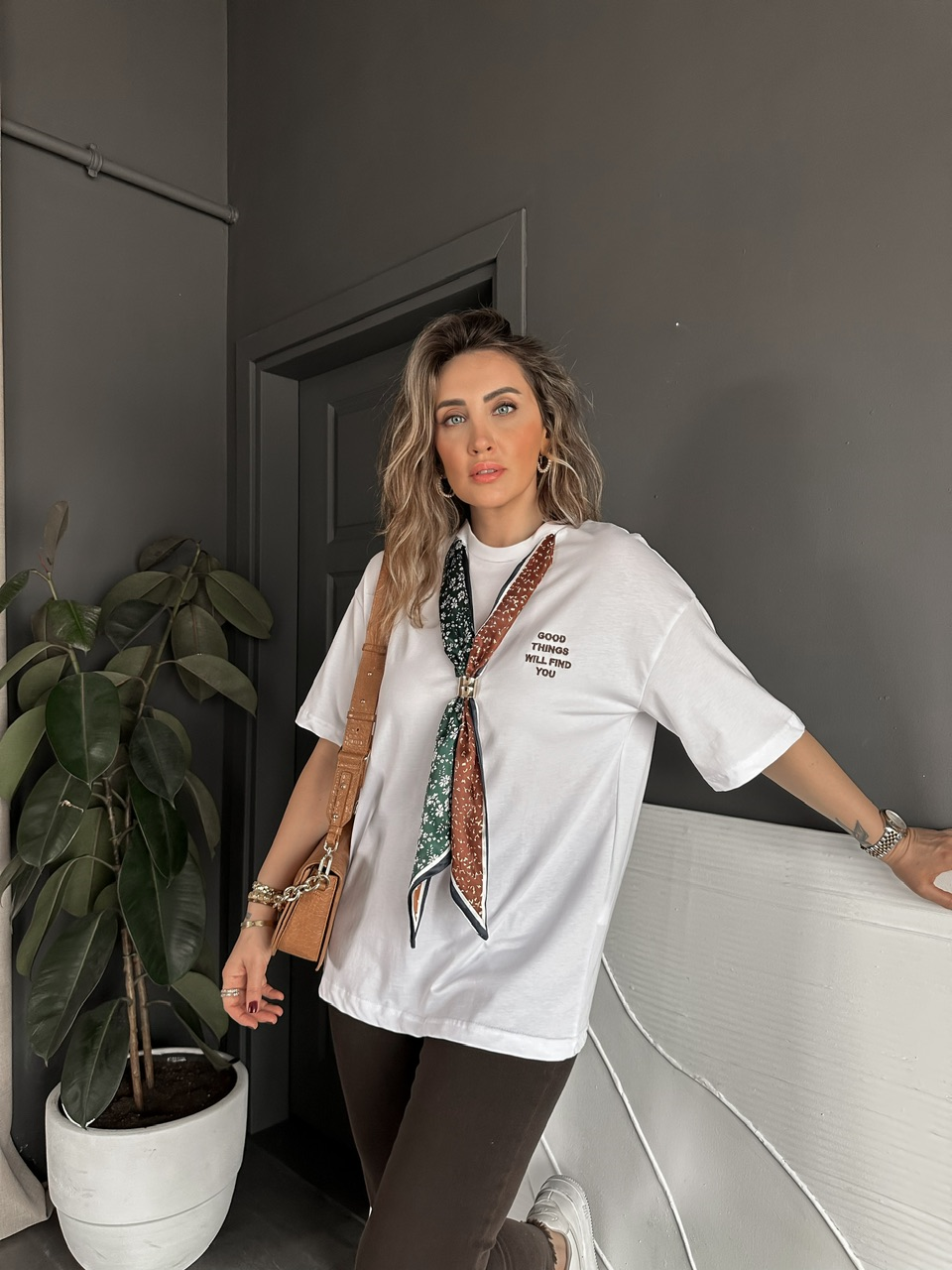 Beyaz Şal Akseuarlı Tshirt