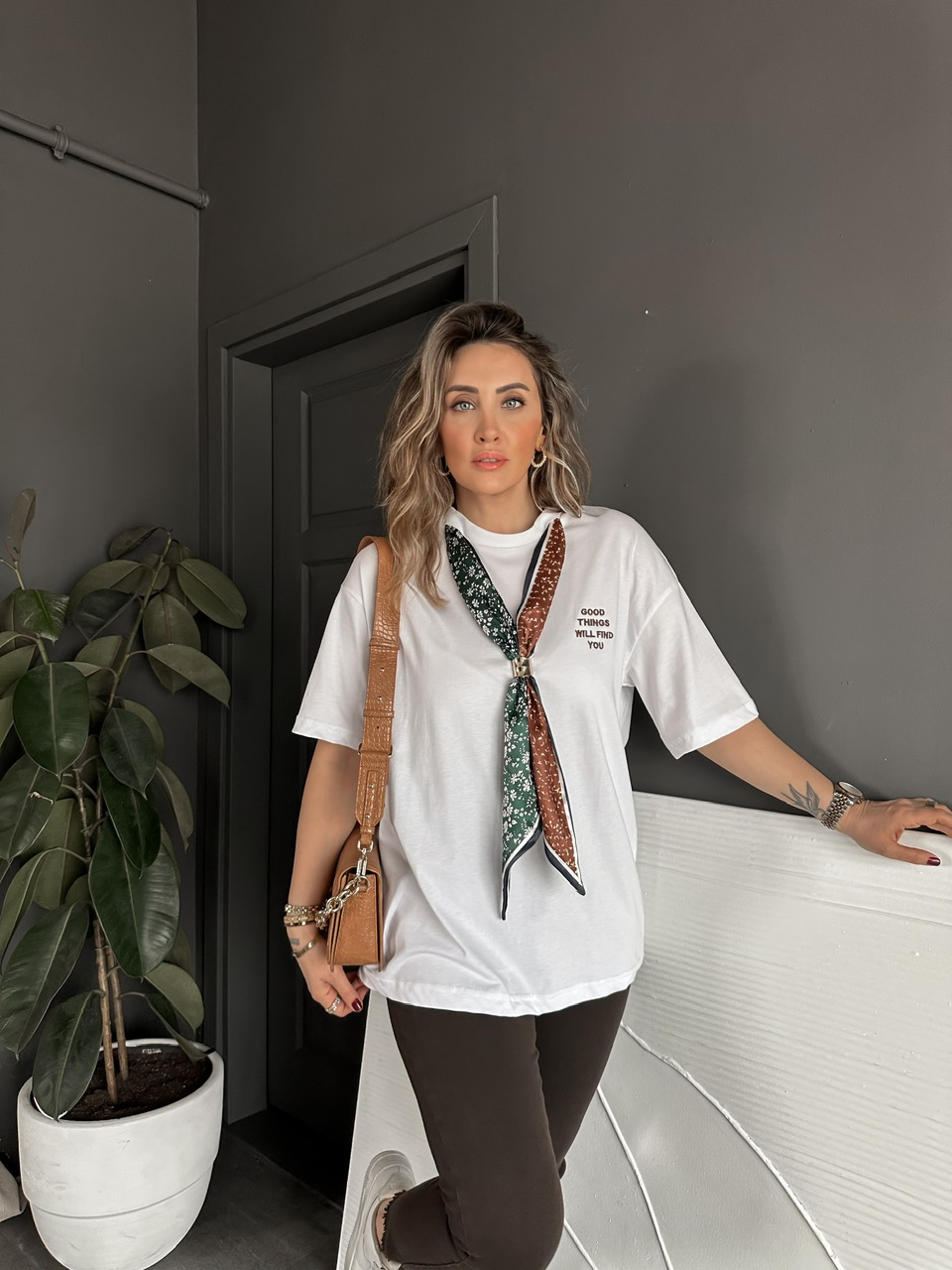 Beyaz Şal Akseuarlı Tshirt