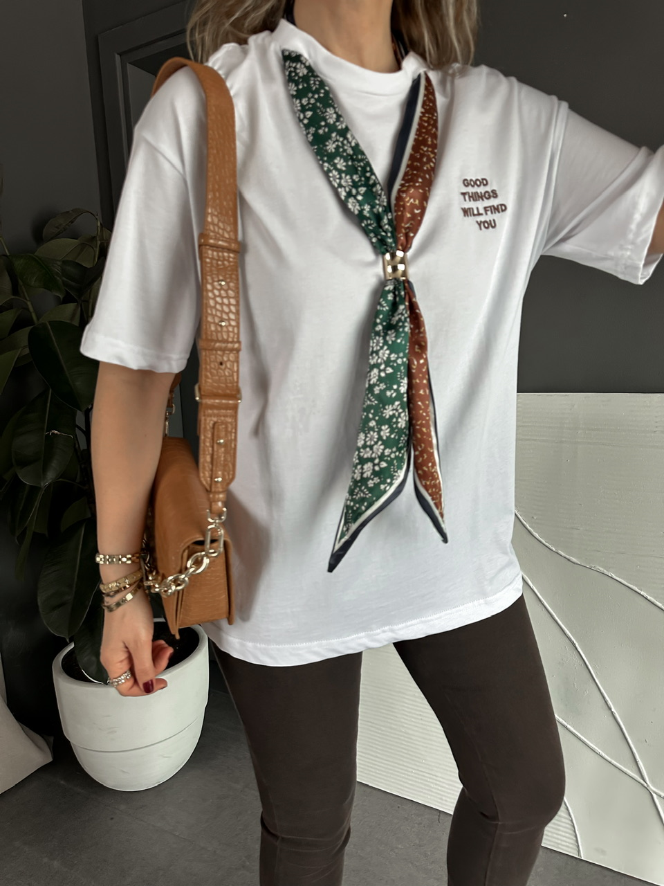 Beyaz Şal Akseuarlı Tshirt