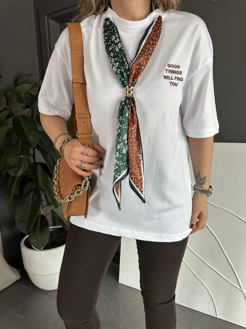 Beyaz Şal Akseuarlı Tshirt