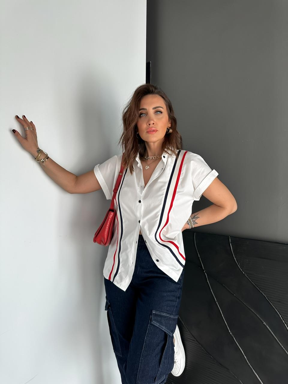 Beyaz Şeritli Düşük Omuzlu Gömlek