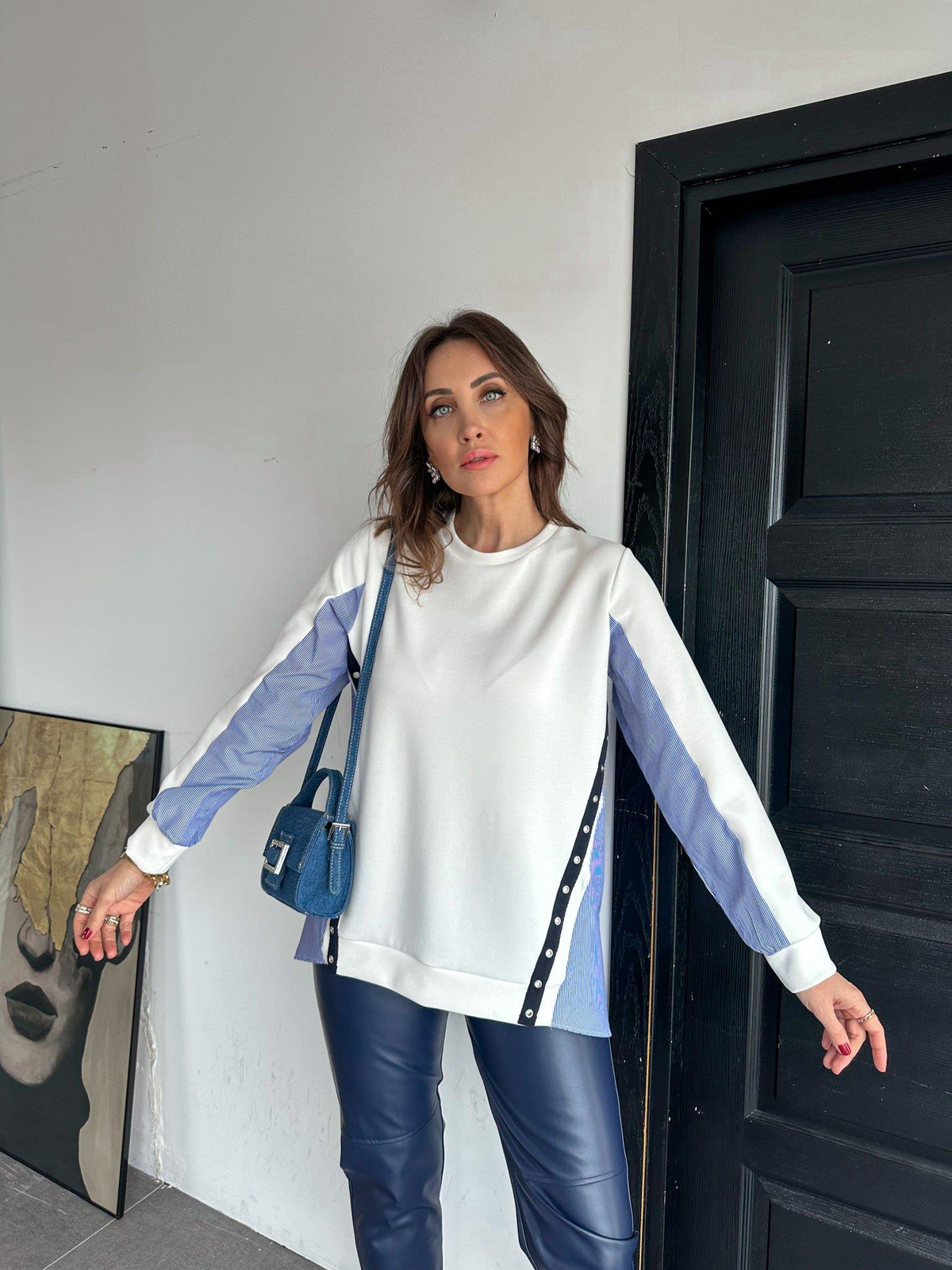 Beyaz Sırtı Düğmeli Tasarım Sweatshirt