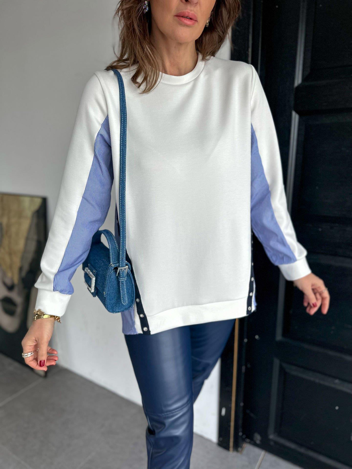 Beyaz Sırtı Düğmeli Tasarım Sweatshirt