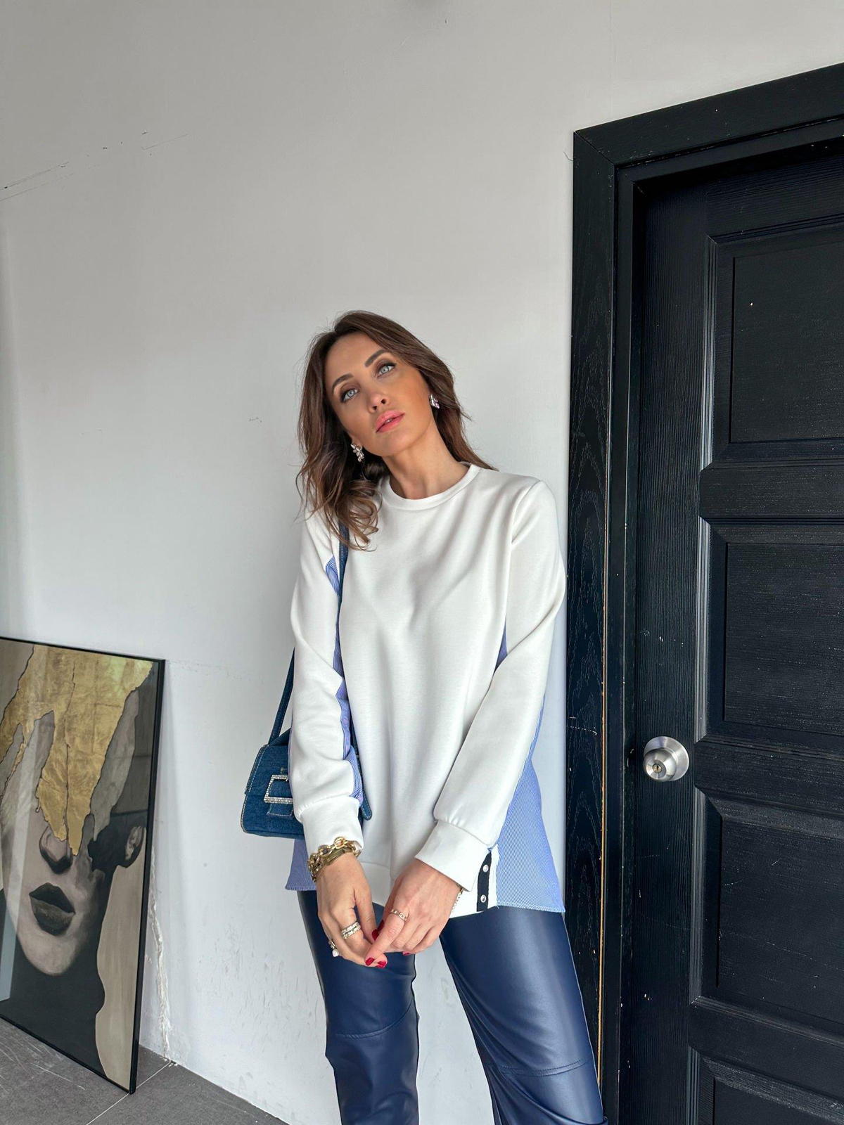 Beyaz Sırtı Düğmeli Tasarım Sweatshirt