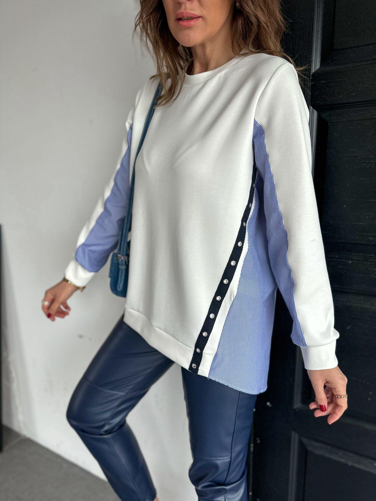 Beyaz Sırtı Düğmeli Tasarım Sweatshirt