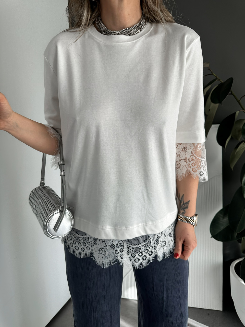 Beyaz Sırtı Kolu Dantelli Tshirt