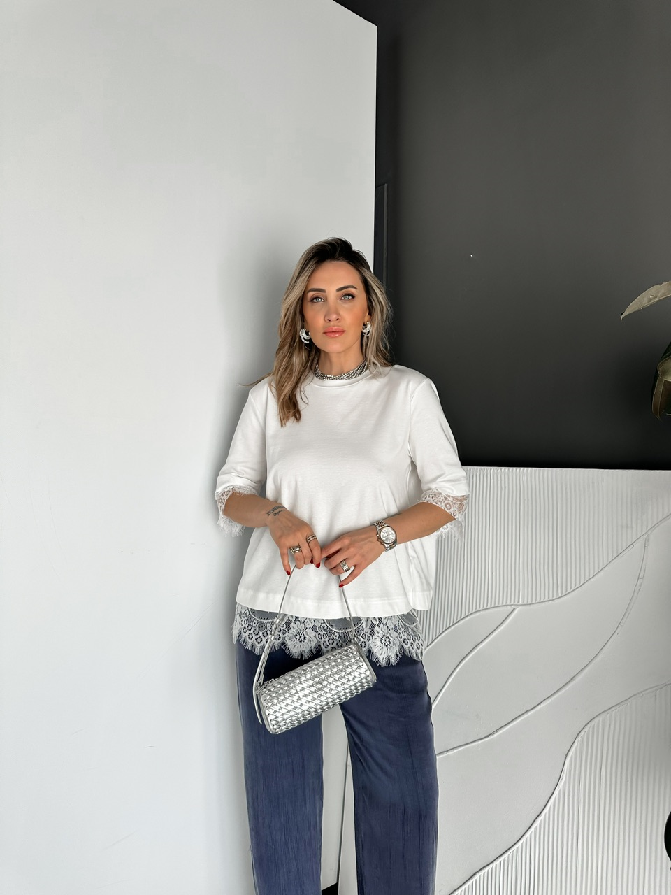 Beyaz Sırtı Kolu Dantelli Tshirt