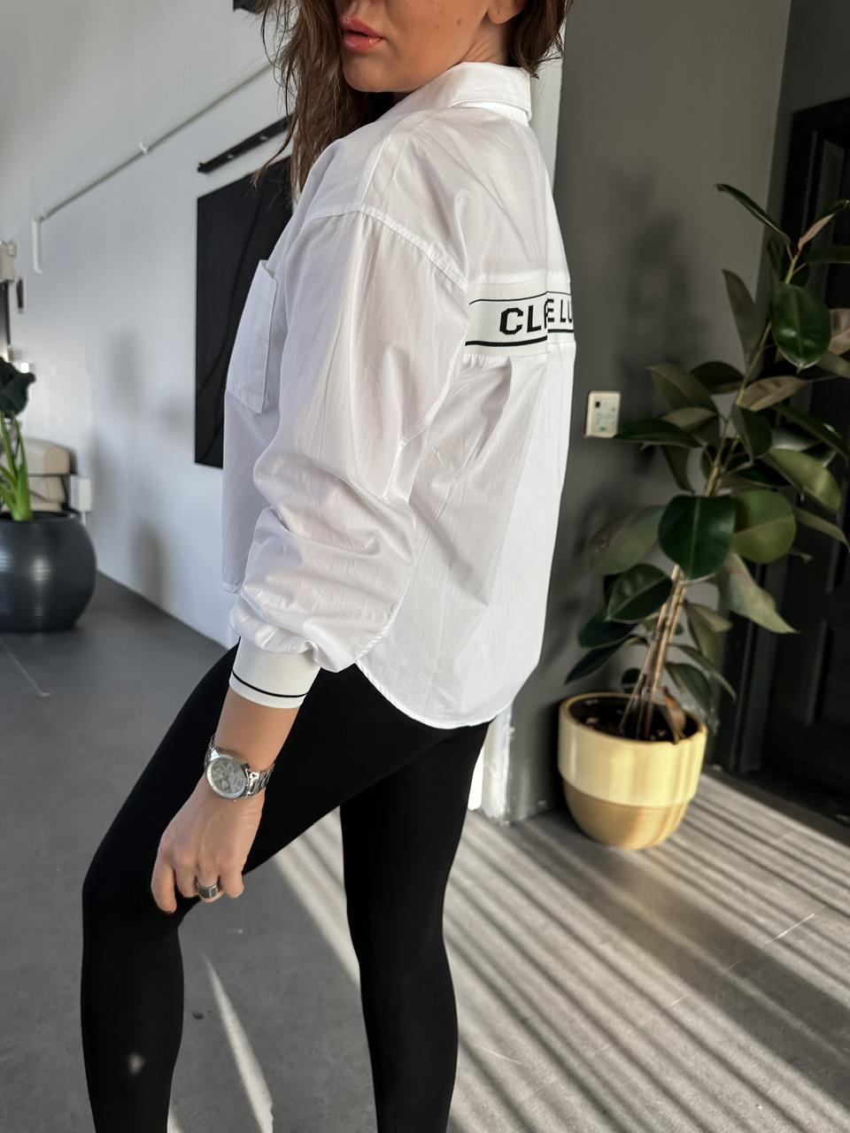 Beyaz Sırtı Yazılı Crop Gömlek