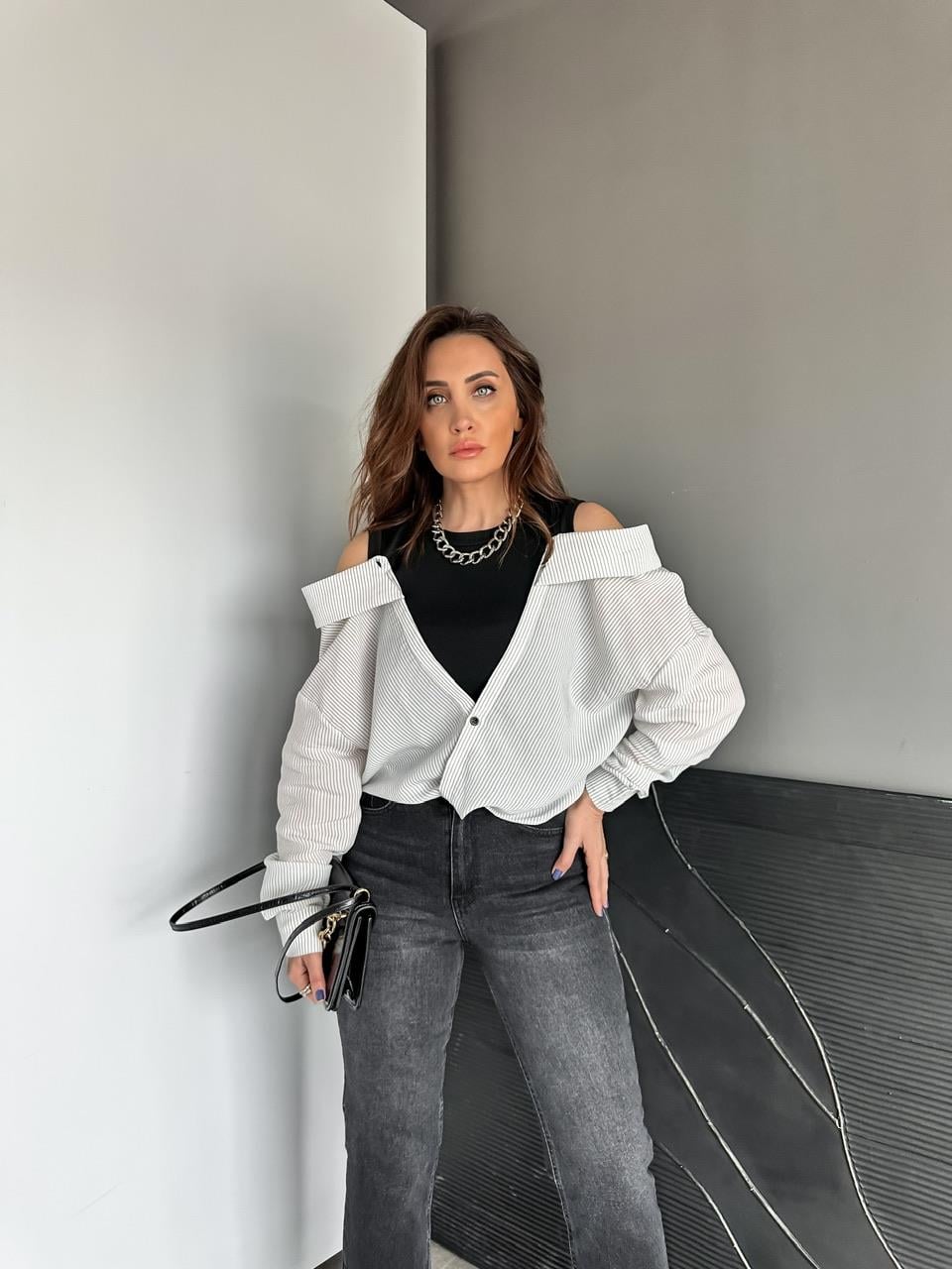 Beyaz Triko Atletli Tasarım Gömlek