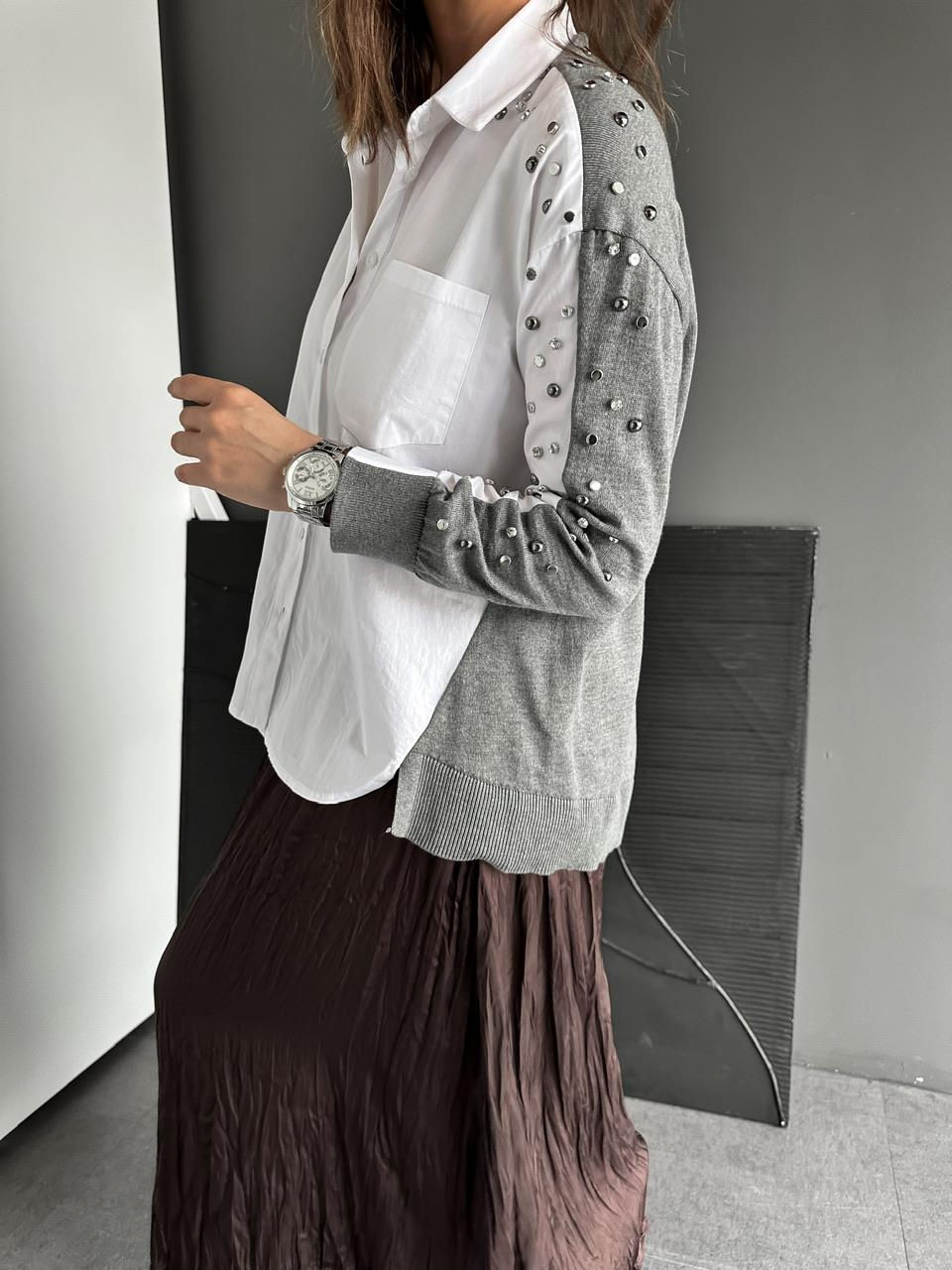 Beyaz Triko Detaylı Zımbalı Gömlek