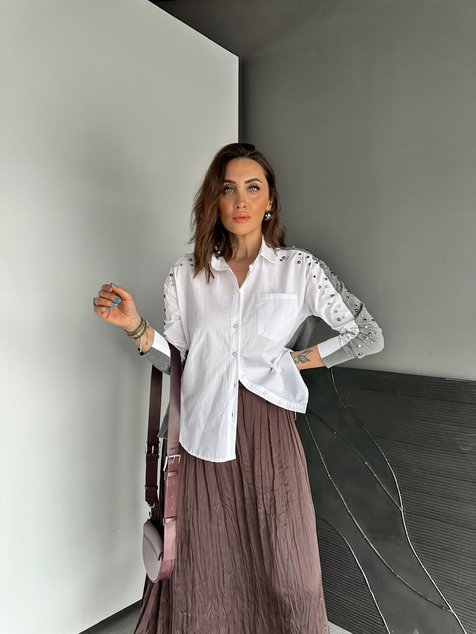 Beyaz Triko Detaylı Zımbalı Gömlek