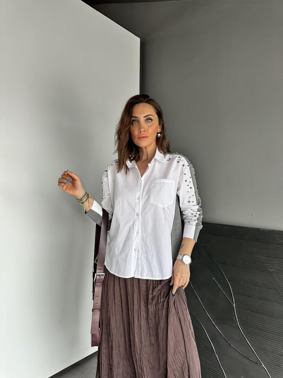 Beyaz Triko Detaylı Zımbalı Gömlek