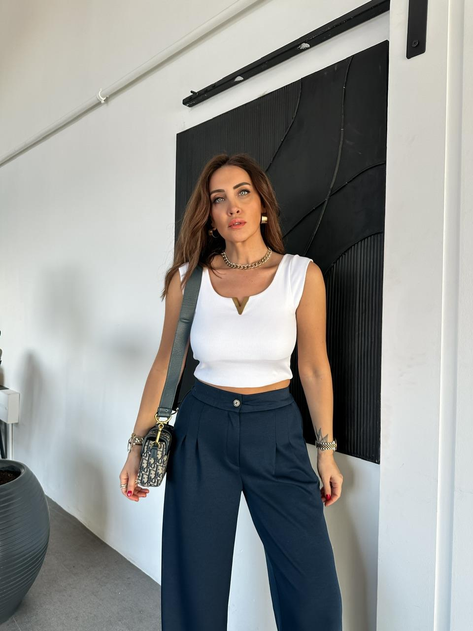 Beyaz V Aksesuarlı Tshirt
