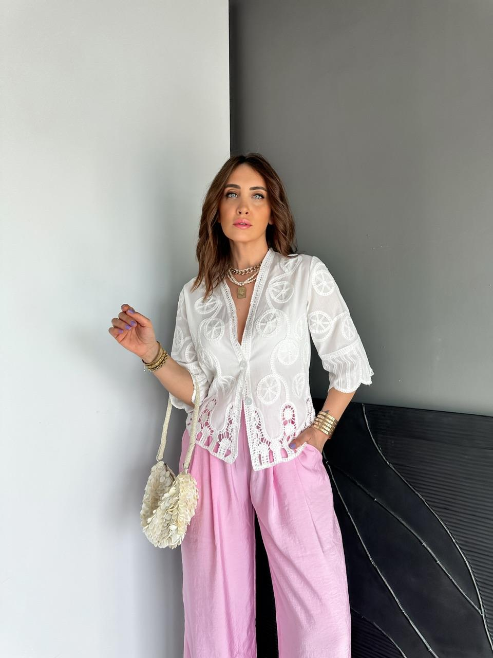 Beyaz V Yaka Düğmeli Güpürlü Gömlek