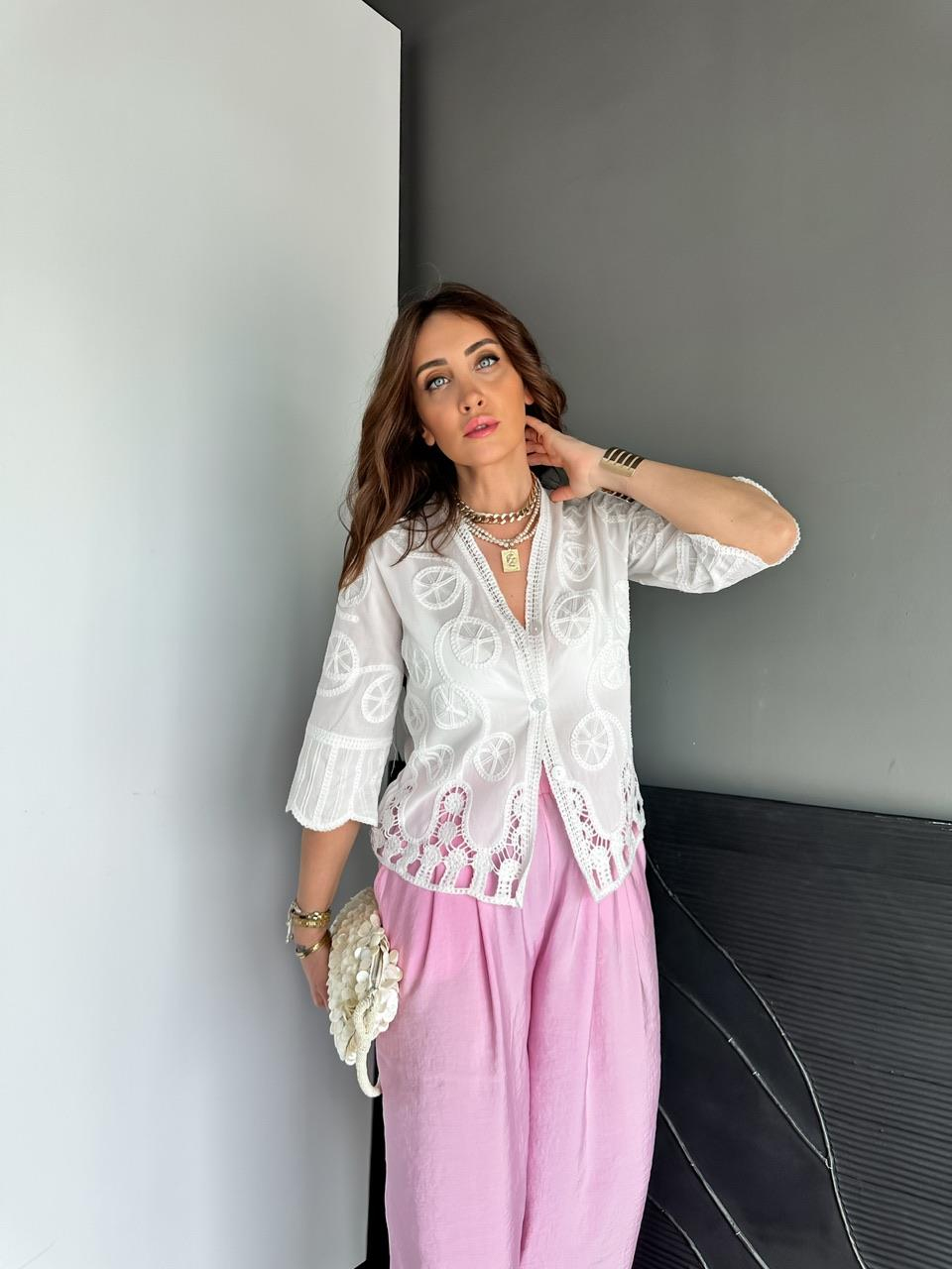 Beyaz V Yaka Düğmeli Güpürlü Gömlek