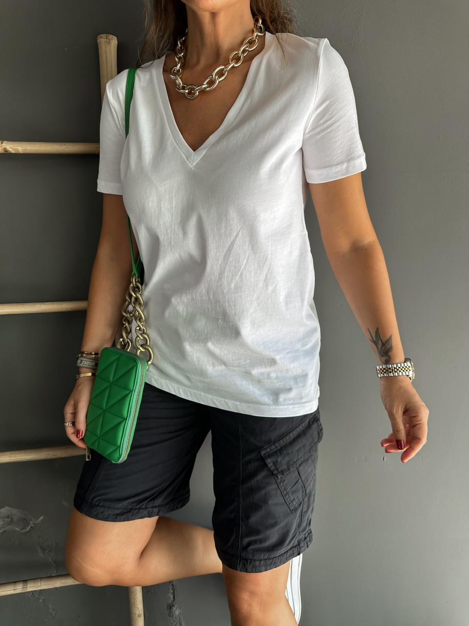 Beyaz V Yaka Pamuklu Tshirt