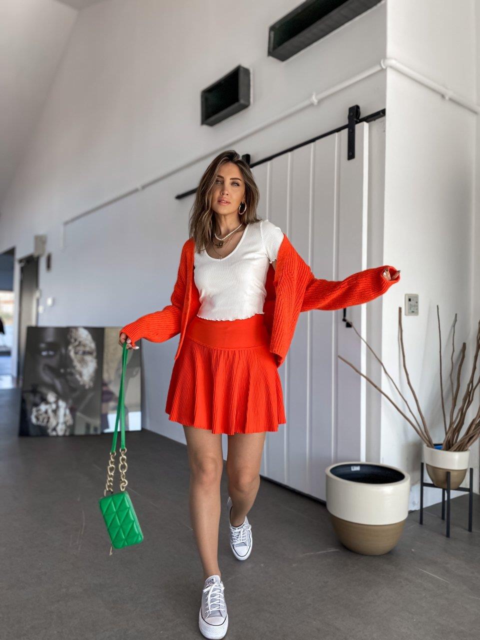 Beyaz V Yaka Volanlı Crop