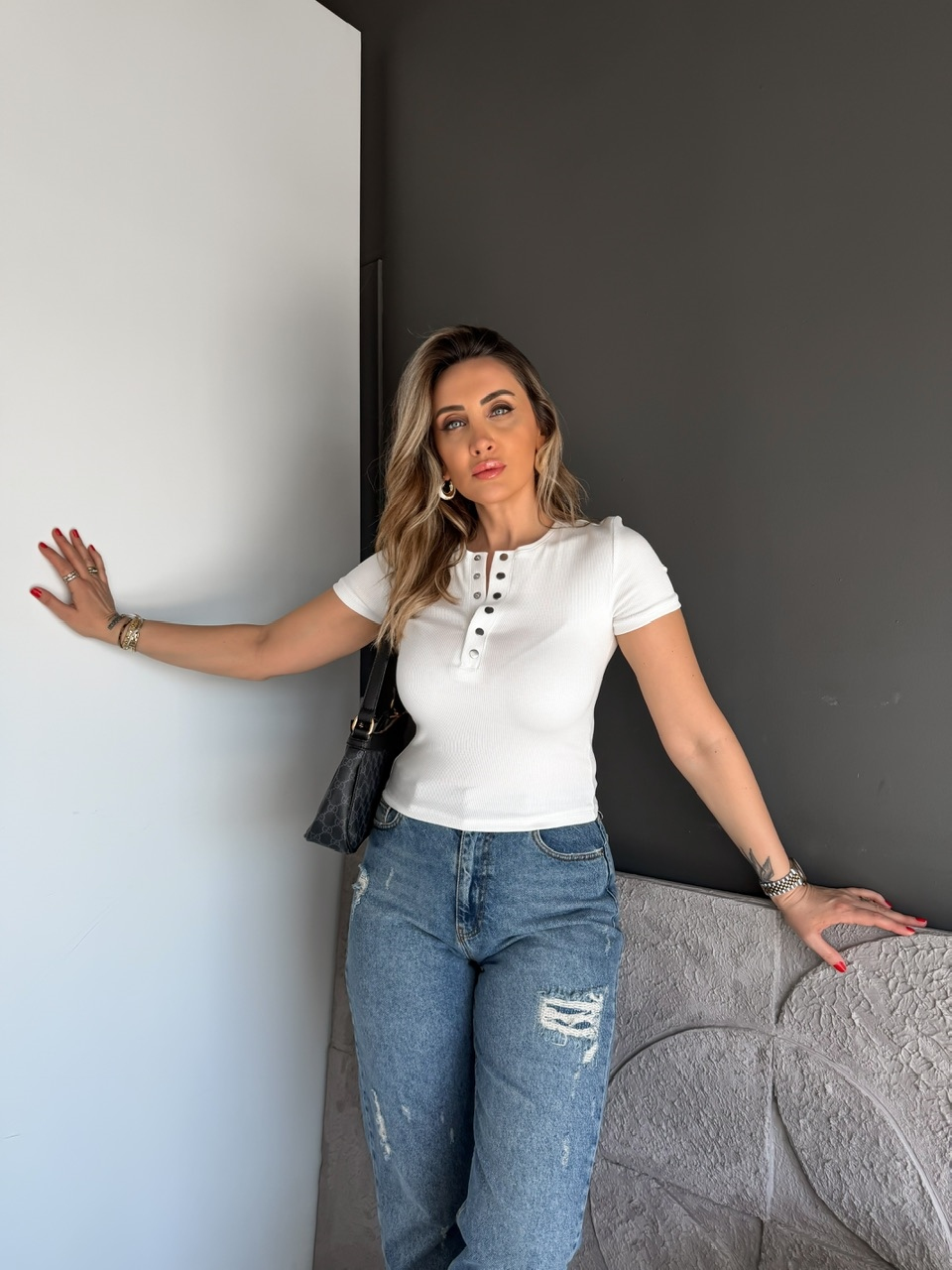 Beyaz Yakası Çıtçıtlı Kısa Kollu Tshirt