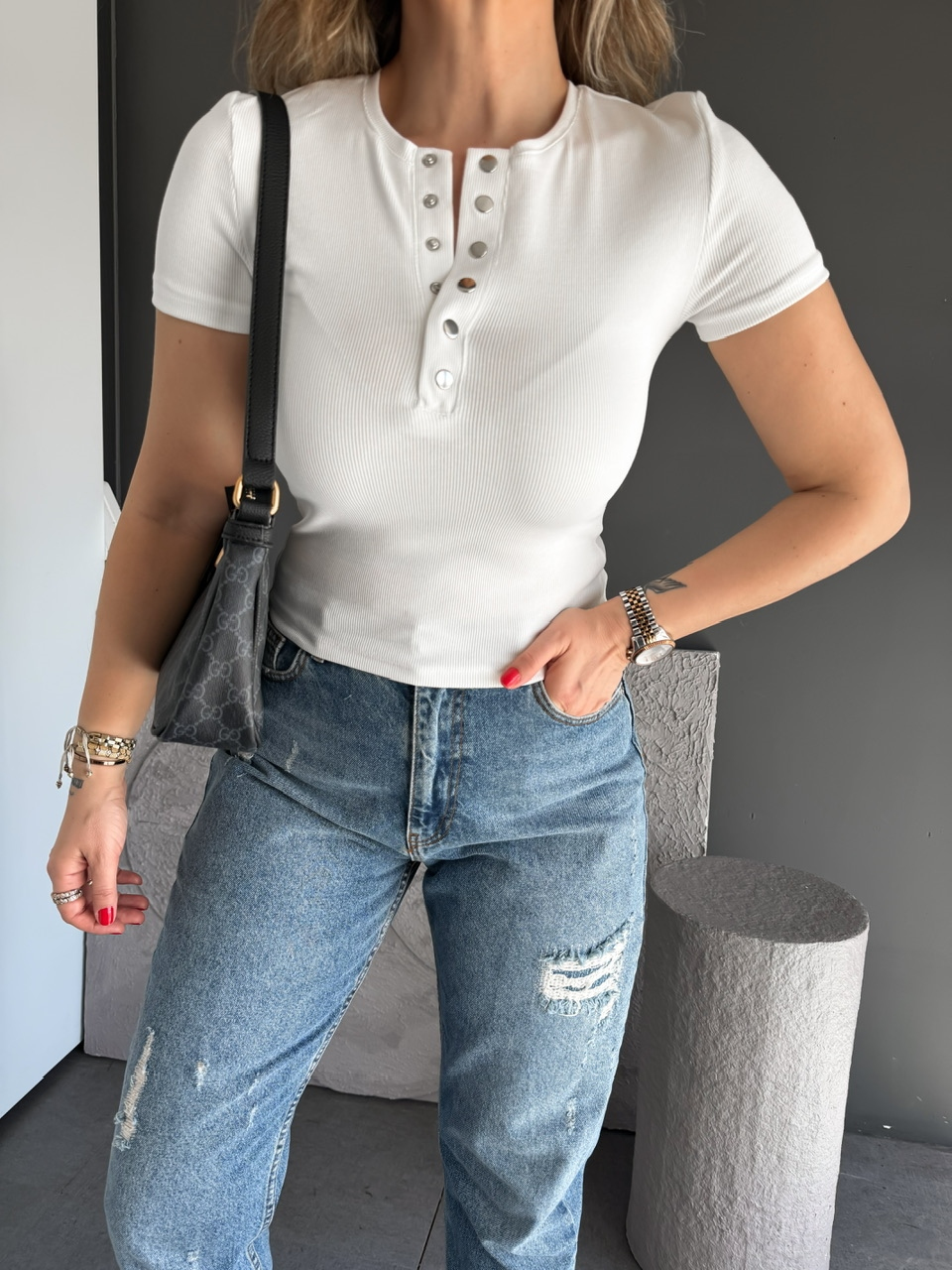Beyaz Yakası Çıtçıtlı Kısa Kollu Tshirt