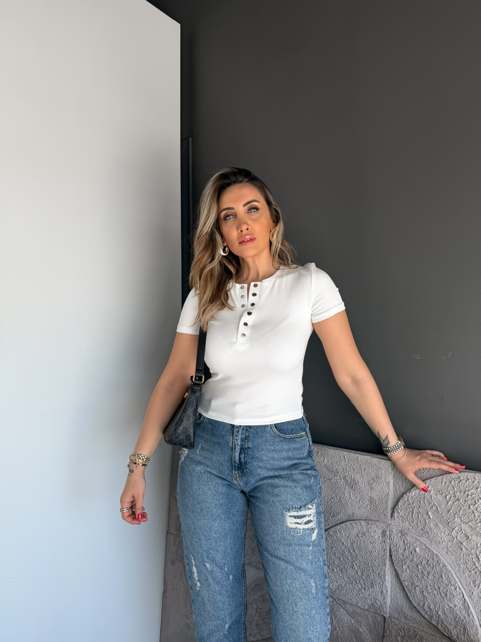 Beyaz Yakası Çıtçıtlı Kısa Kollu Tshirt