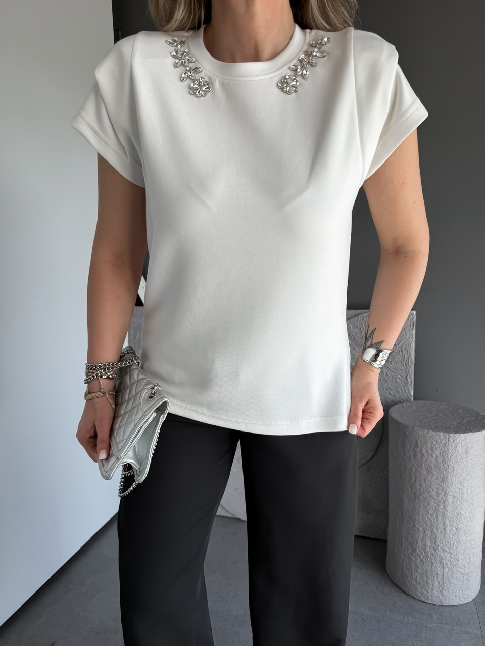Beyaz Yakası Taşlı Omuz Detaylı Tshirt