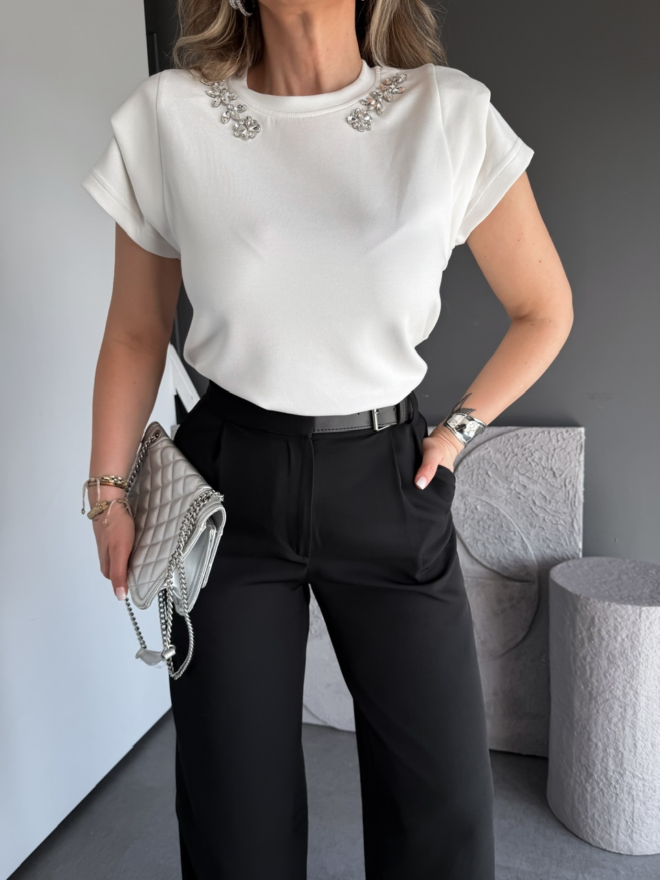 Beyaz Yakası Taşlı Omuz Detaylı Tshirt