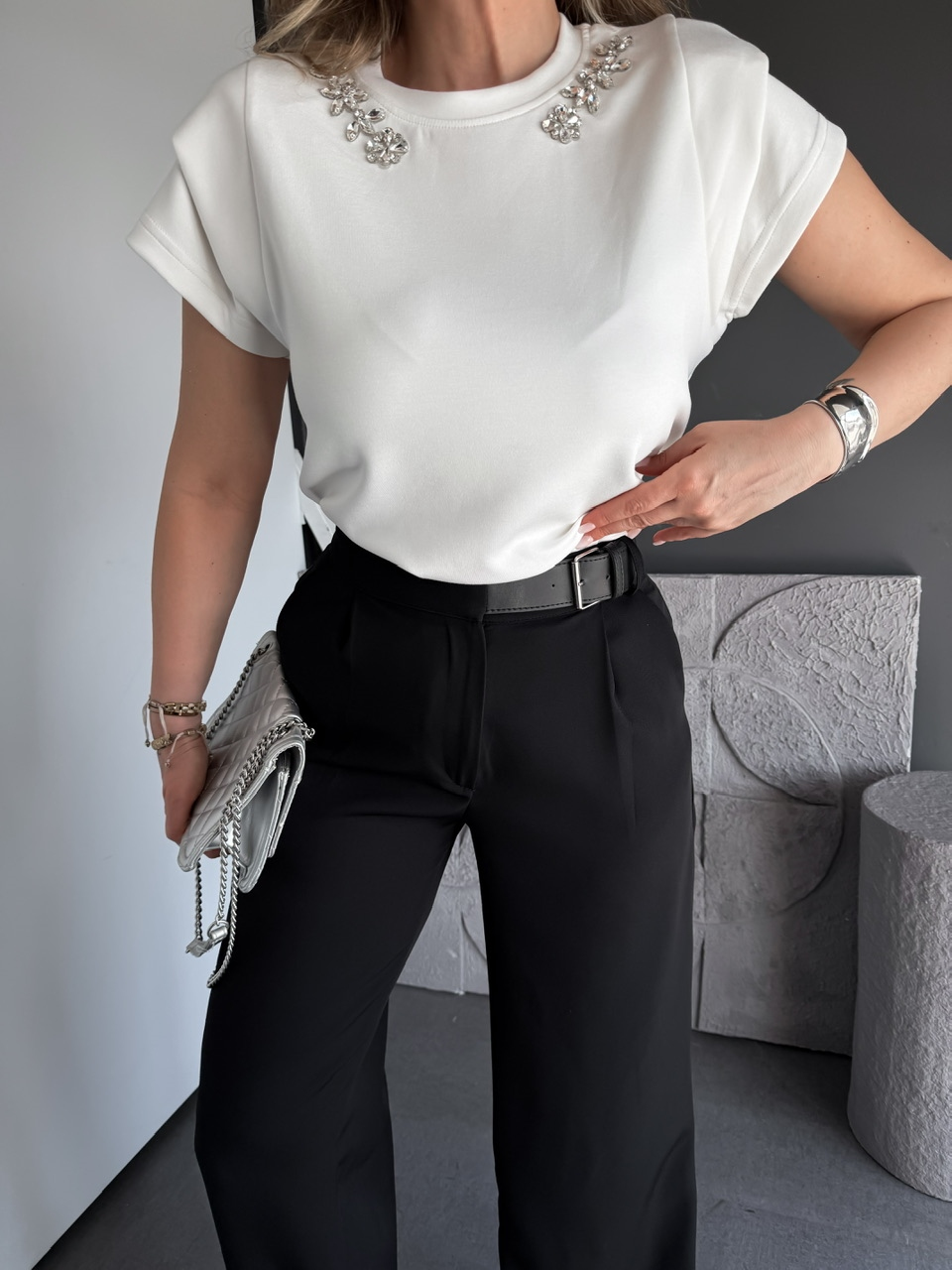 Beyaz Yakası Taşlı Omuz Detaylı Tshirt