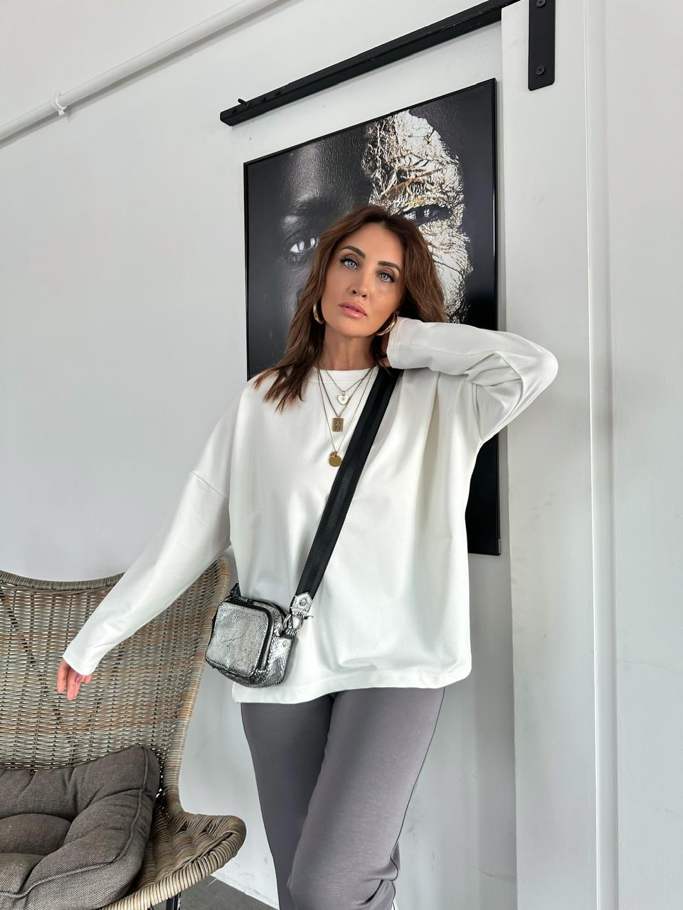 Beyaz Yanı Yırtmaçlı Sweatshirt