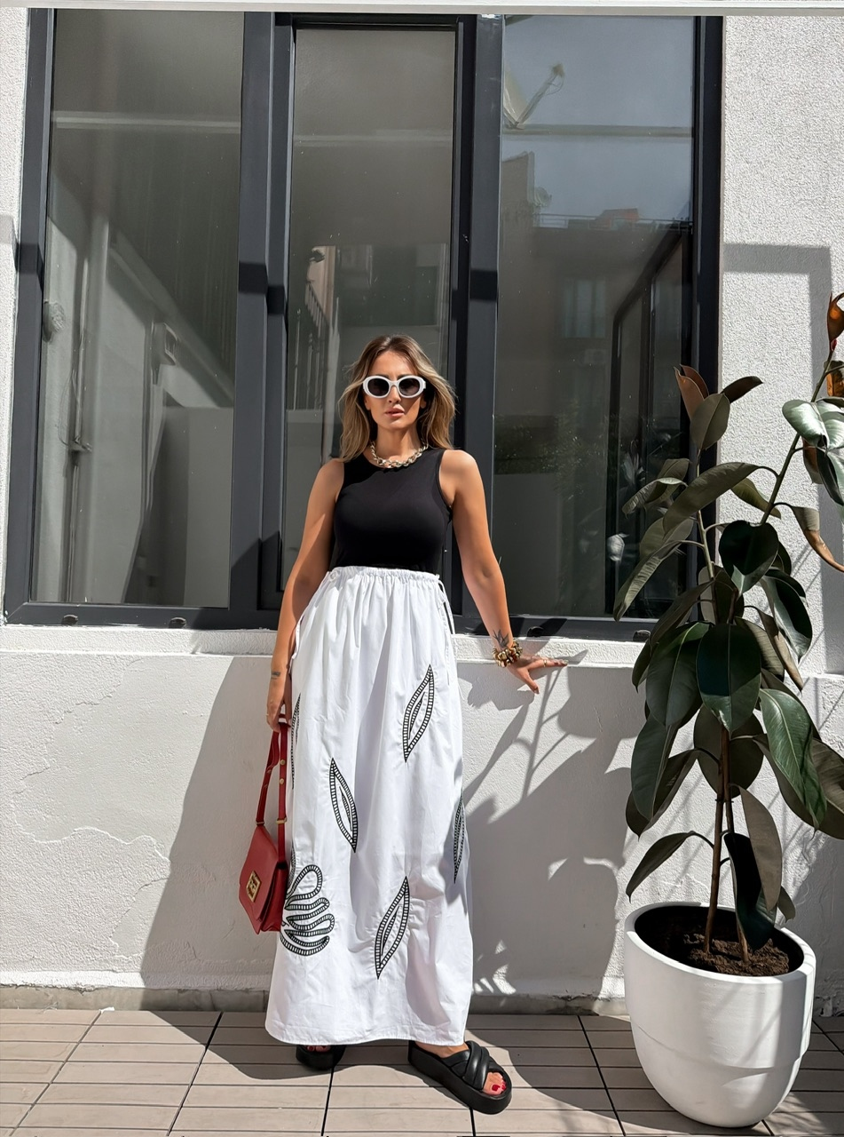 Beyaz Yaprak Nakışlı Beli İpli Elbise