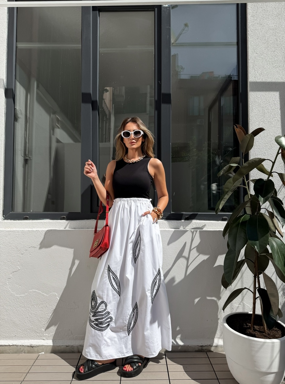Beyaz Yaprak Nakışlı Beli İpli Elbise