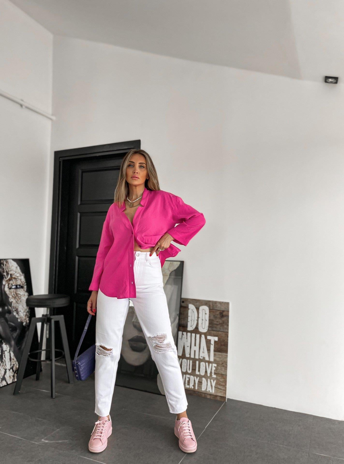 Beyaz Yırtık Detaylı Paçası Kesik Jean