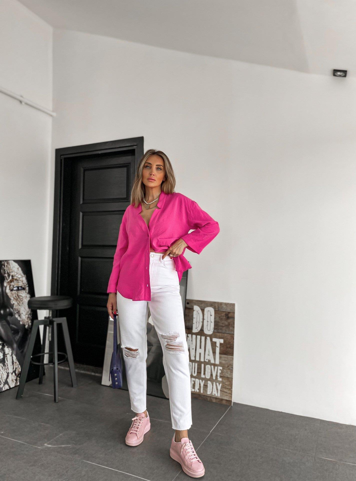 Beyaz Yırtık Detaylı Paçası Kesik Jean
