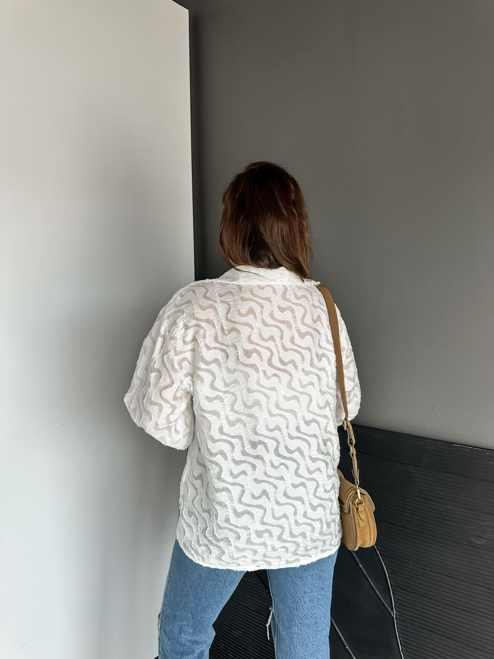 Beyaz Zikzaklı Desenli Dokulu Gömlek