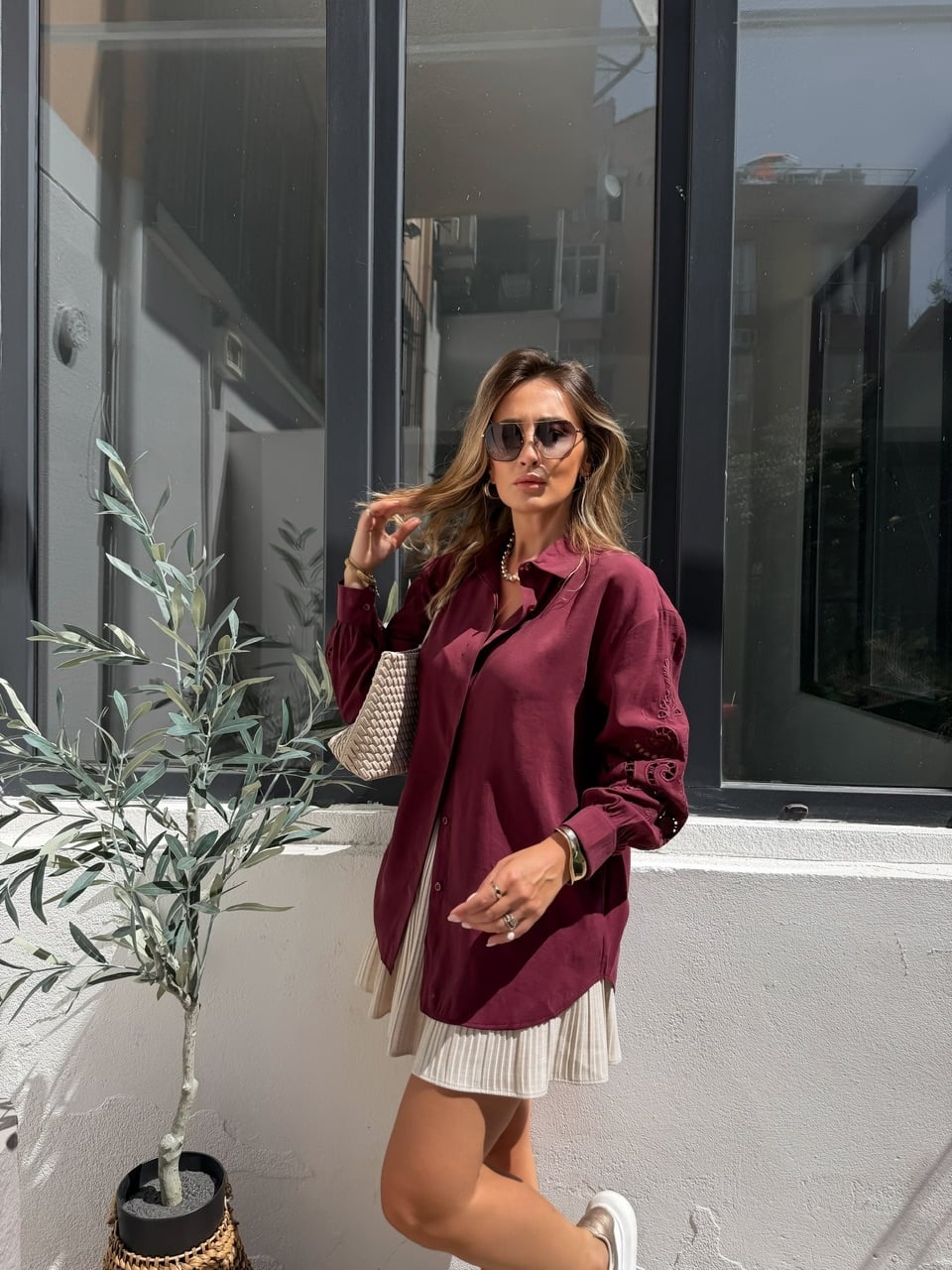 Bordo Kolları Nakışlı Tensel Gömlek