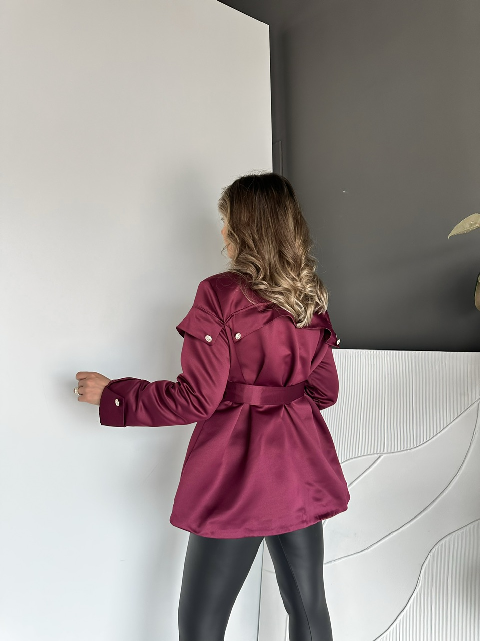 Bordo Omuz Detaylı Kuşaklı Saten Ceket