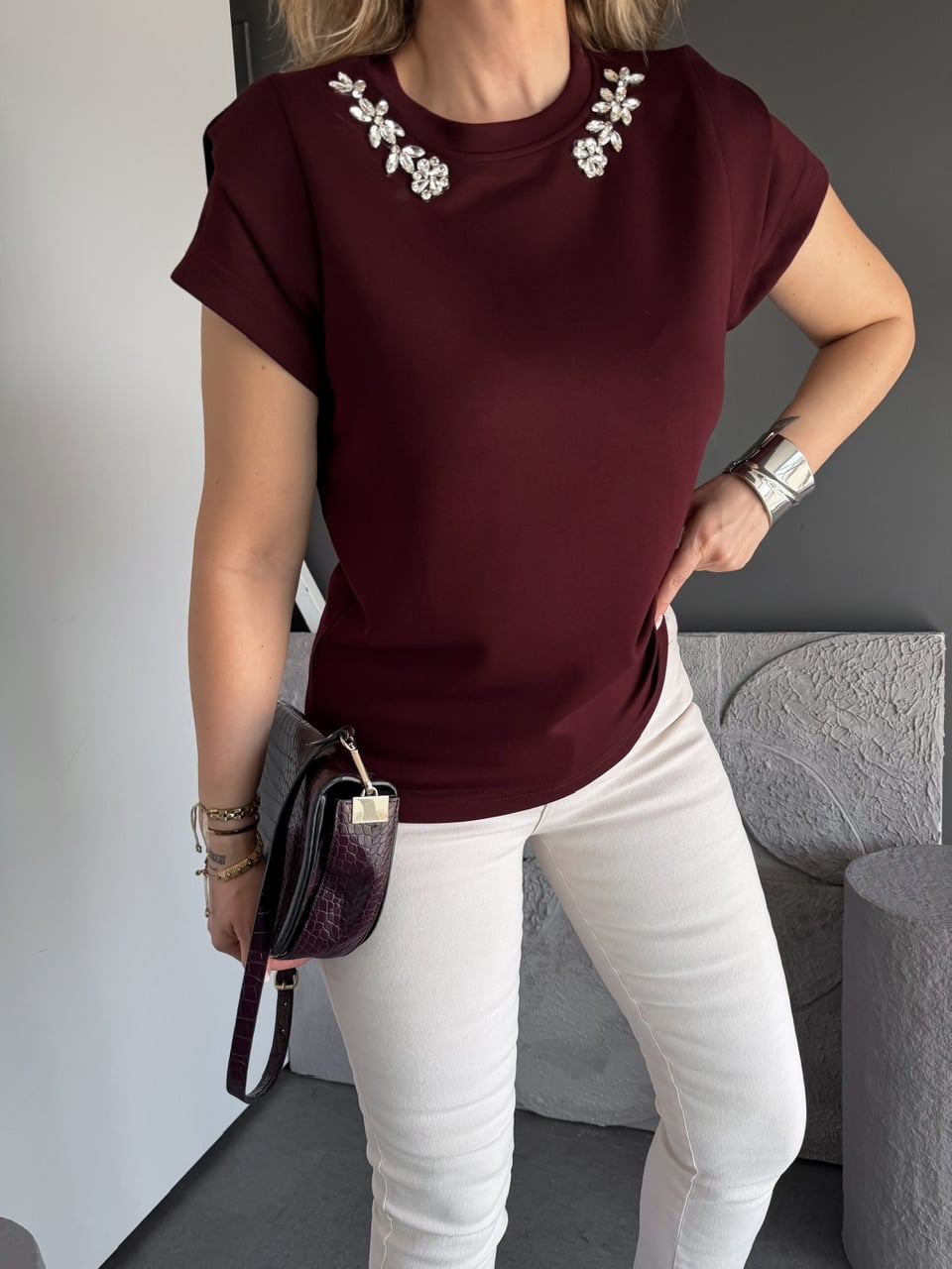 Bordo Yakası Taşlı Omuz Detaylı Tshirt