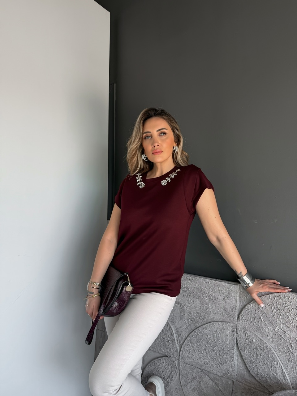 Bordo Yakası Taşlı Omuz Detaylı Tshirt